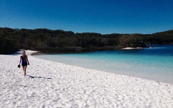 The stunning sand and clear water of Lake McKenzie